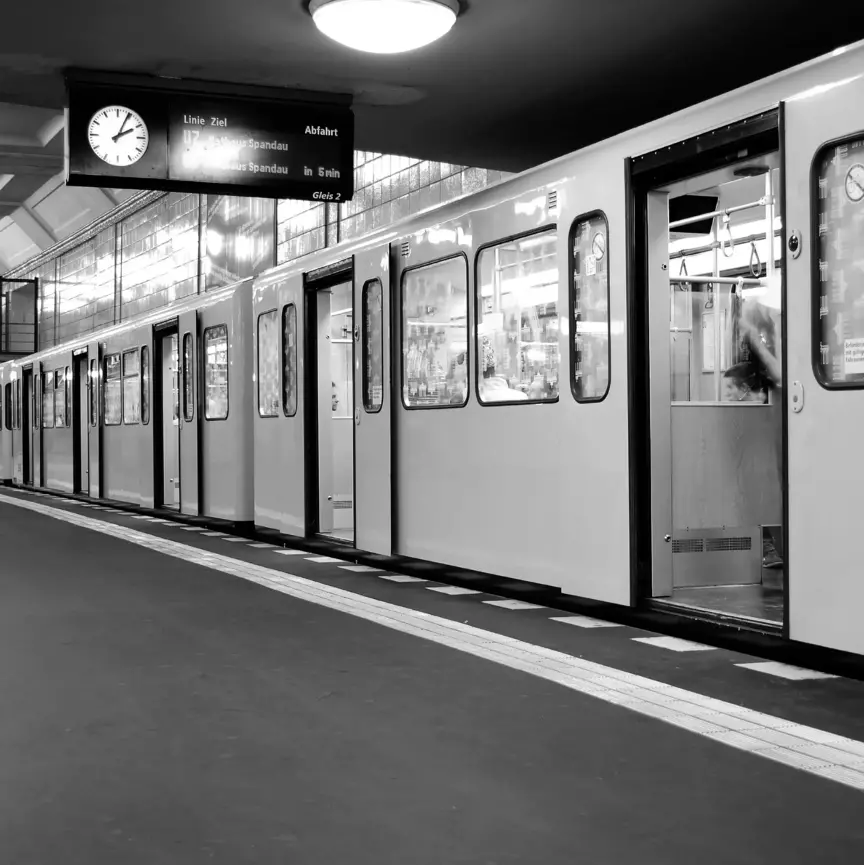 Gleis 2 der Linie U7 in Berlin, U-Bahn mit geöffneten Türen