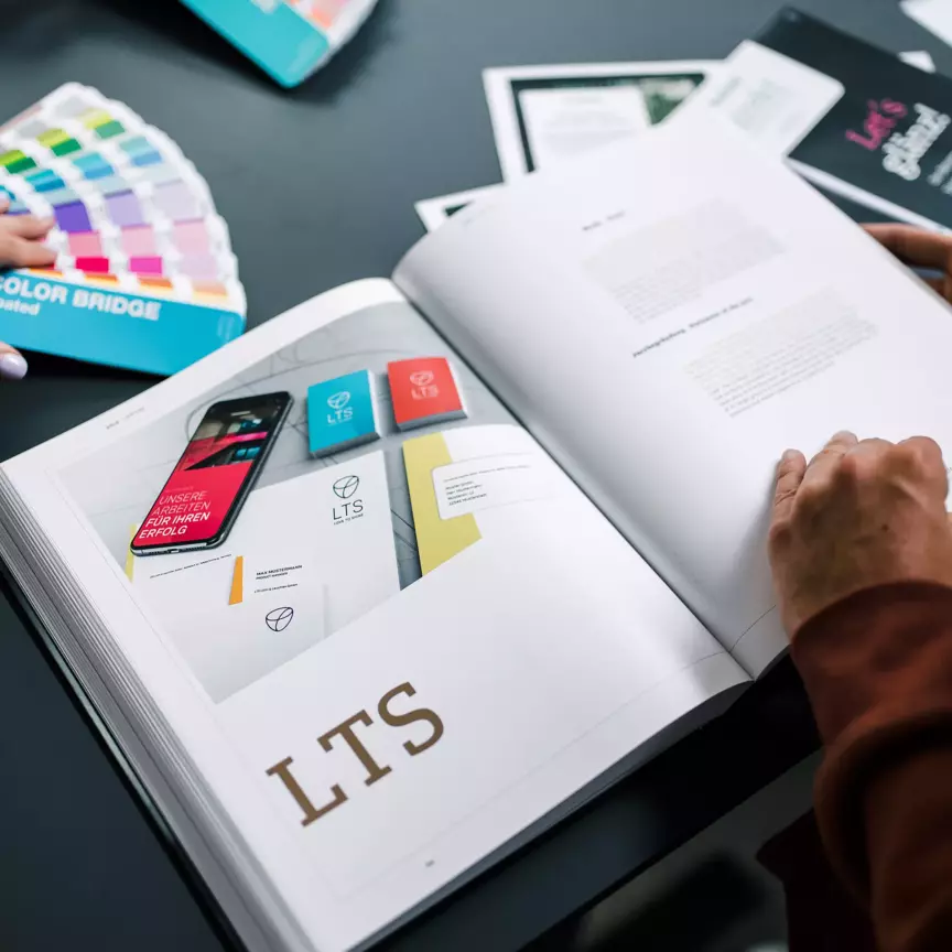 Corporate Design Mockups in einem Brandbook