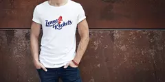 Mann trägt weißes T-Shirt mit rotem Lenne Rockets Logo
