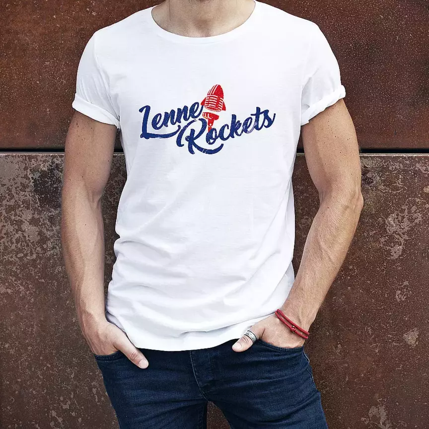 Mann trägt weißes T-Shirt mit rotem Lenne Rockets Logo