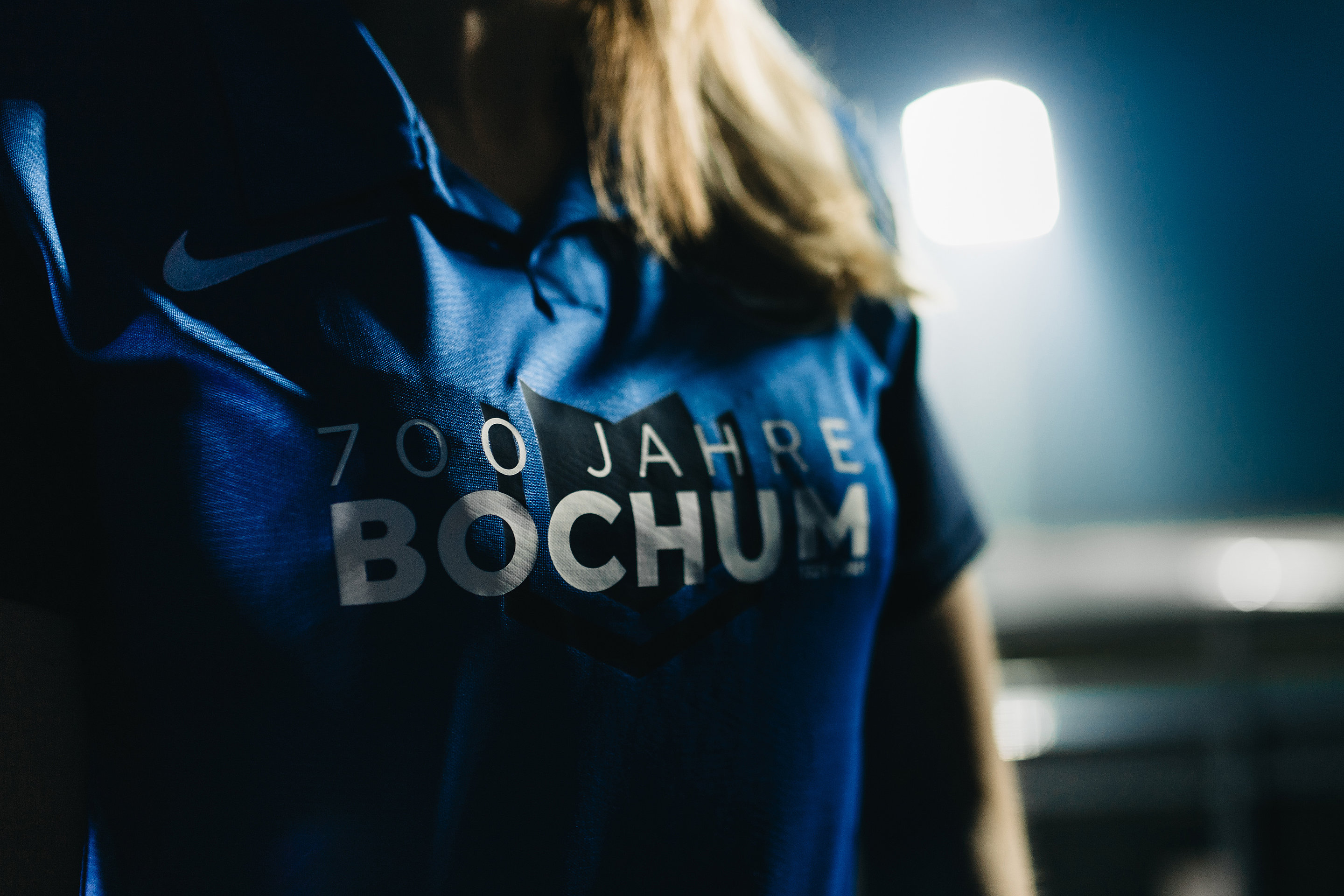 Nahaufnahme „700 Jahre Bochum“-Jubiläumstrikot bei Nacht