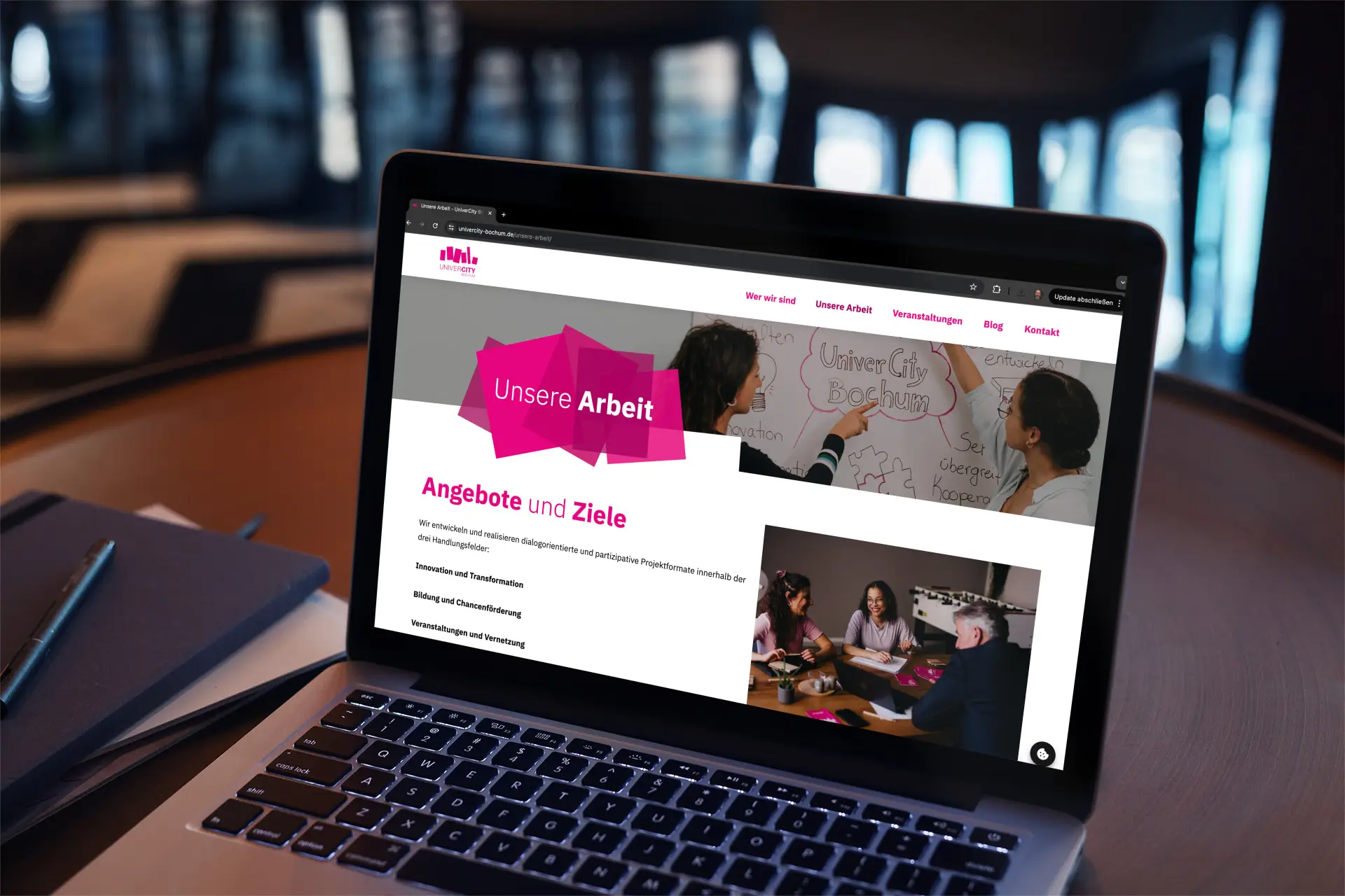 Laptop mit UniverCity Bochum Unterseite „Unsere Arbeit – Angebote und Ziele“, Webdesign Bochum von BECKDESIGN