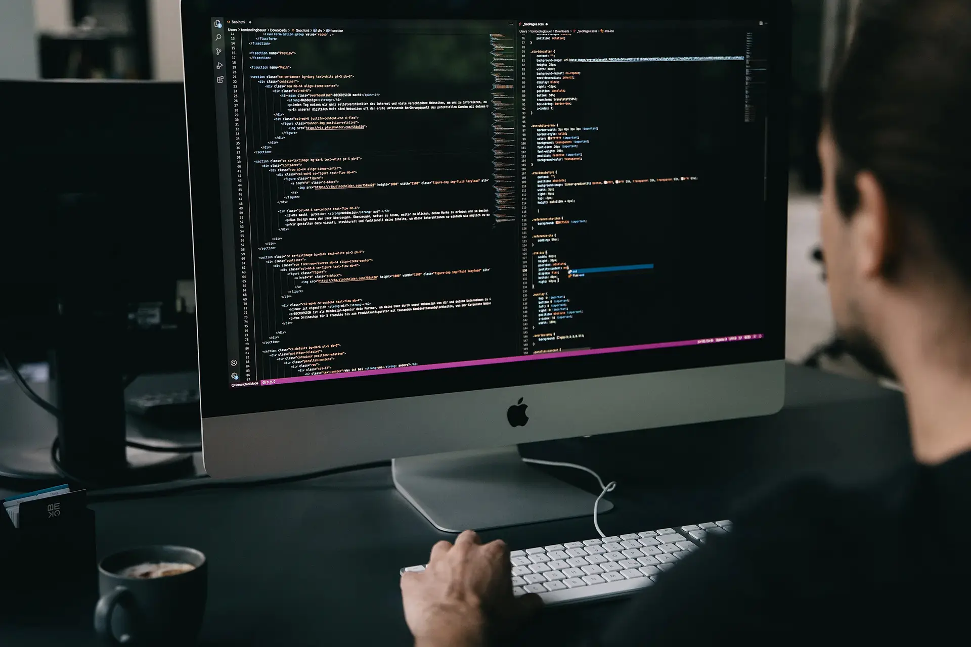 Webdesigner in Bochum bei der Programmierung einer responsiven Website am iMac