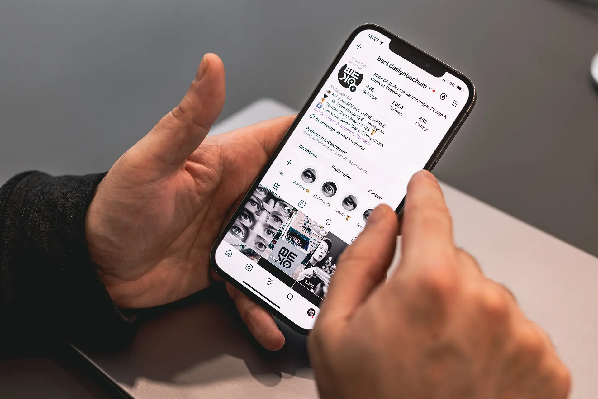 Social Media Profil eines Kunden auf einem Handy