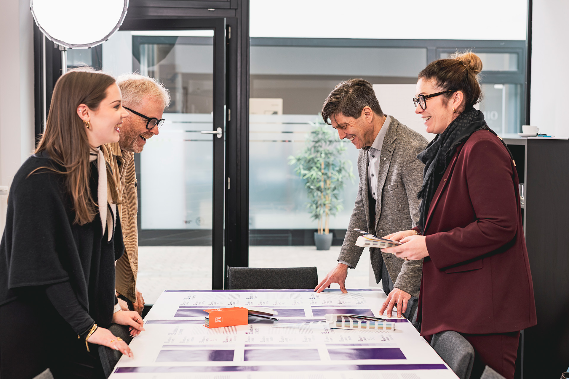 Markenentwicklung – Abstimmung mit Kunden: Stadtwerke Schwerte und BECKDESIGN reviewen Entwürfe im Meeting.