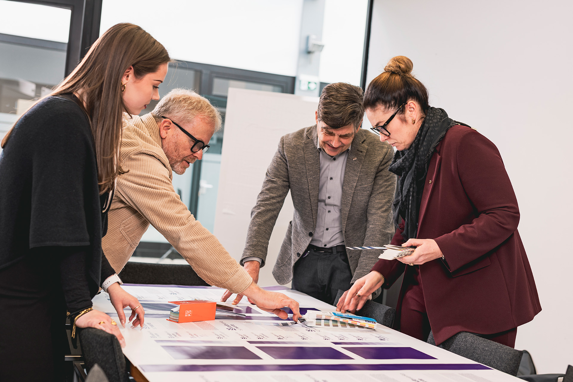 Rebranding Agentur BECKDESIGN und Stadtwerke Schwerte bewerten Entwürfe und Farbvarianten