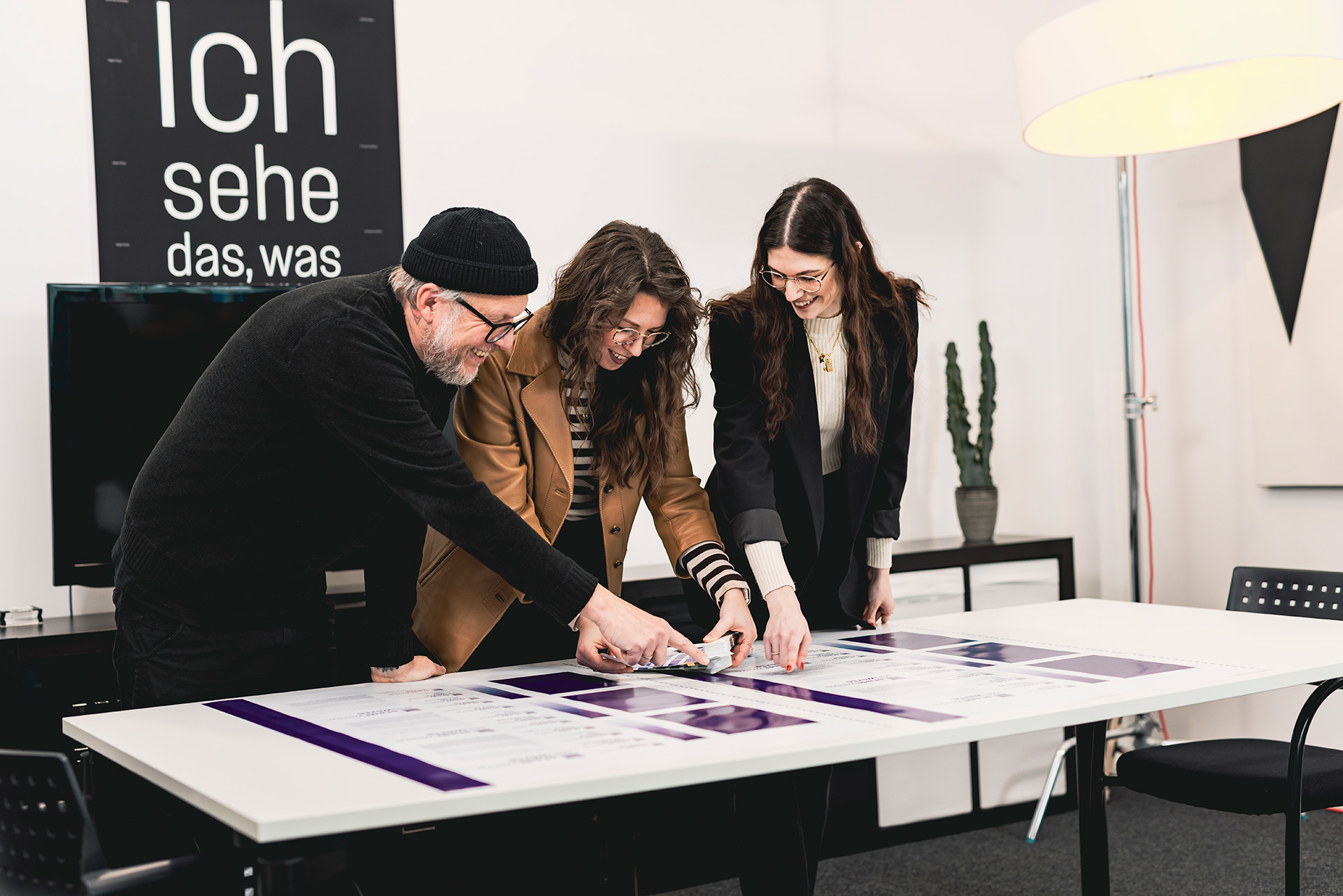 Markenentwicklung Stadtwerke Schwerte: Team stimmt Layouts und Farbkonzept am Konferenztisch ab