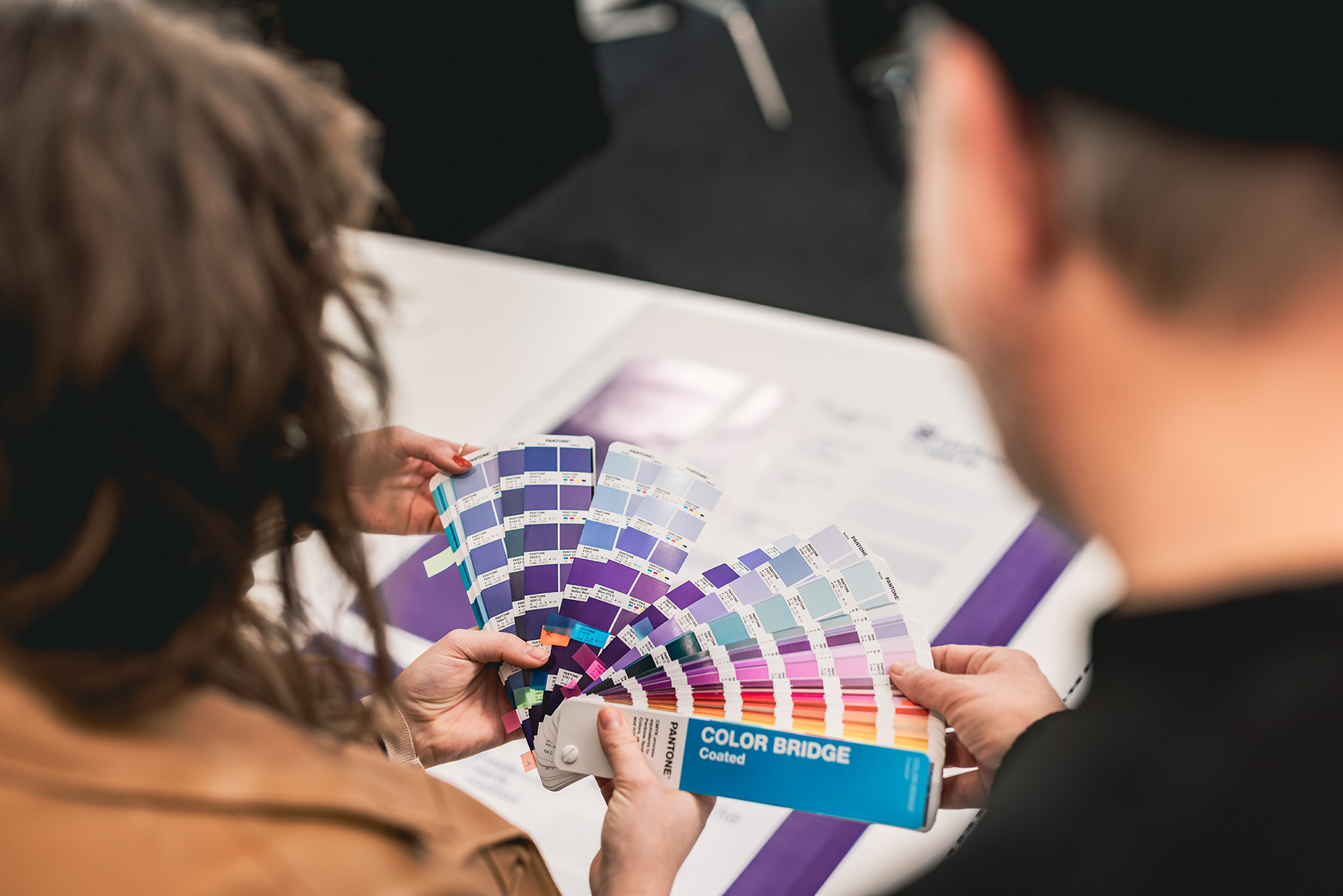 Markenentwicklung Stadtwerke Schwerte: Pantone-Farbfächer werden für Corporate Colors ausgewählt