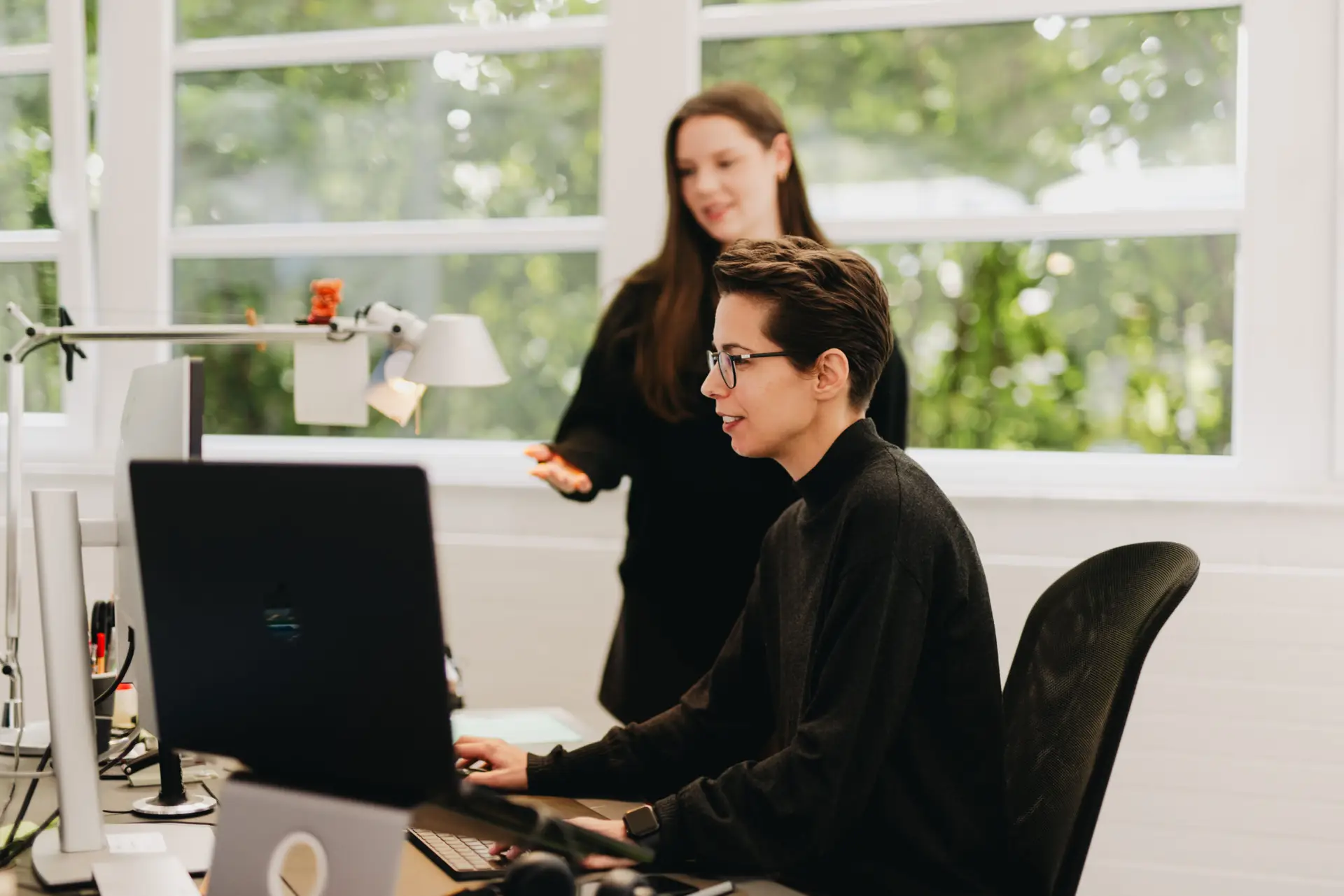 Zeynep Uludag im Gespräch: Meeting zur Content-Optimierung bei der Agentur BECKDESIGN