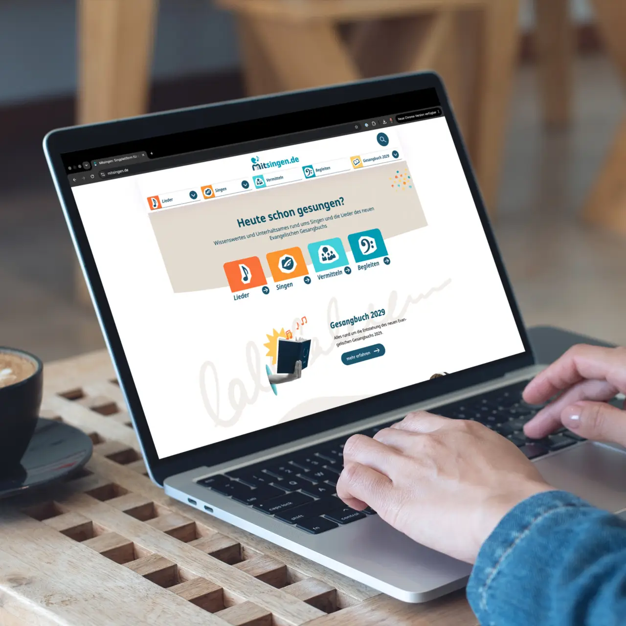 Thumbnail Laptop mit der Startseite von mitsingen.de
