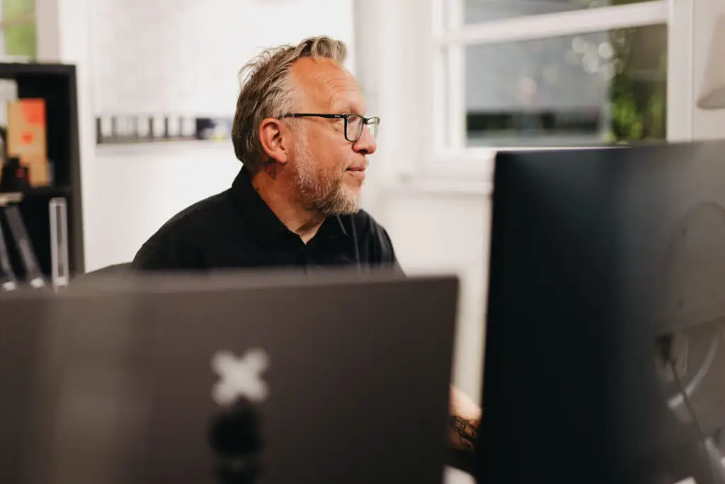 Account Manager von BECKDESIGN arbeitet konzentriert in der Agentur