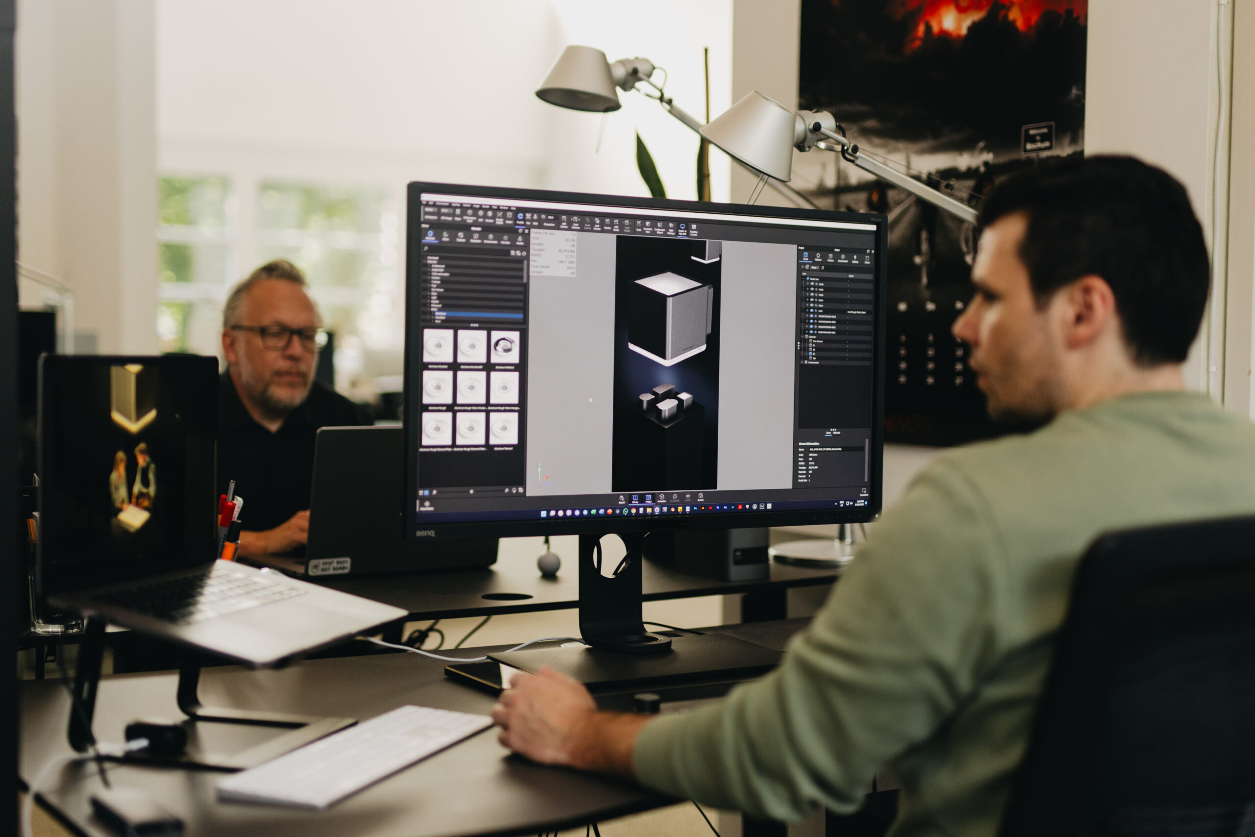 Zwei Kollegen arbeiten gemeinsam an einer 3D-Produktvisualisierung am Monitor im Studio