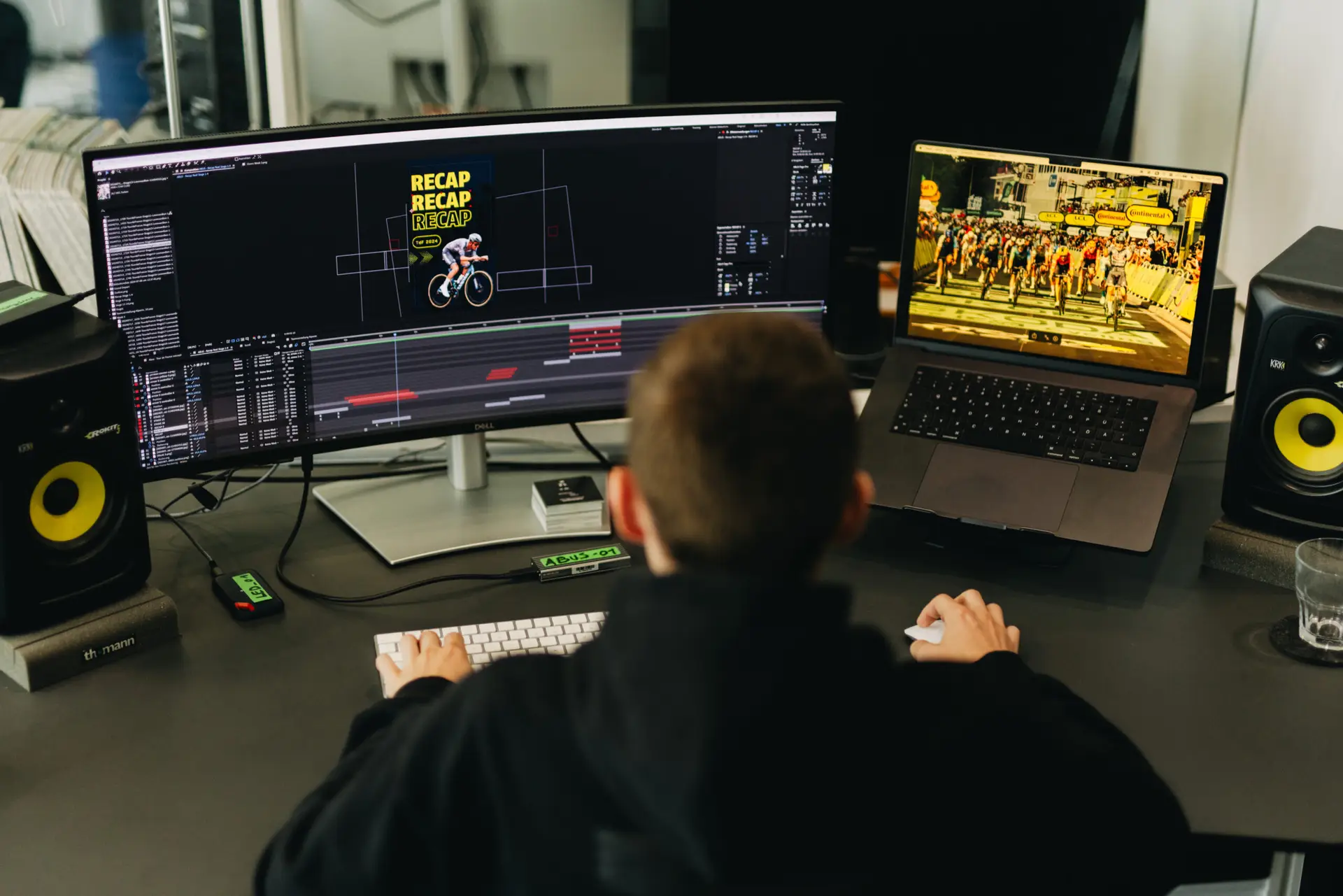 In unserer Agentur für Social Media Marketing schneidet ein Video-Editor ein Social-Media-Recap-Video am Doppelmonitor