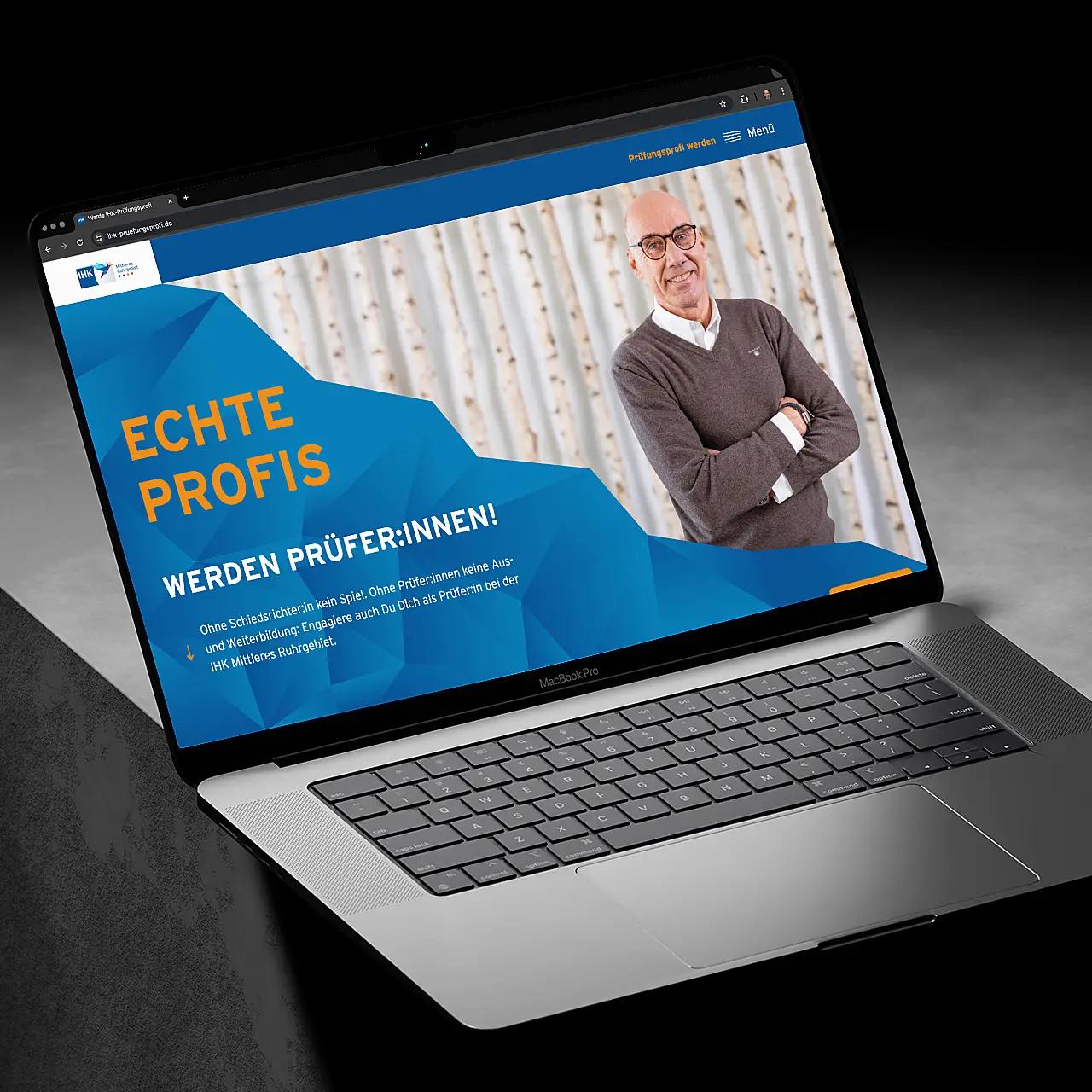 Laptop-Bildschirm zeigt die Kampagnenseite „Werde IHK-Prüfungsprofi" der IHK Mittleres Ruhrgebiet, gestaltet von BECKDESIGN – Referenz Webdesign.