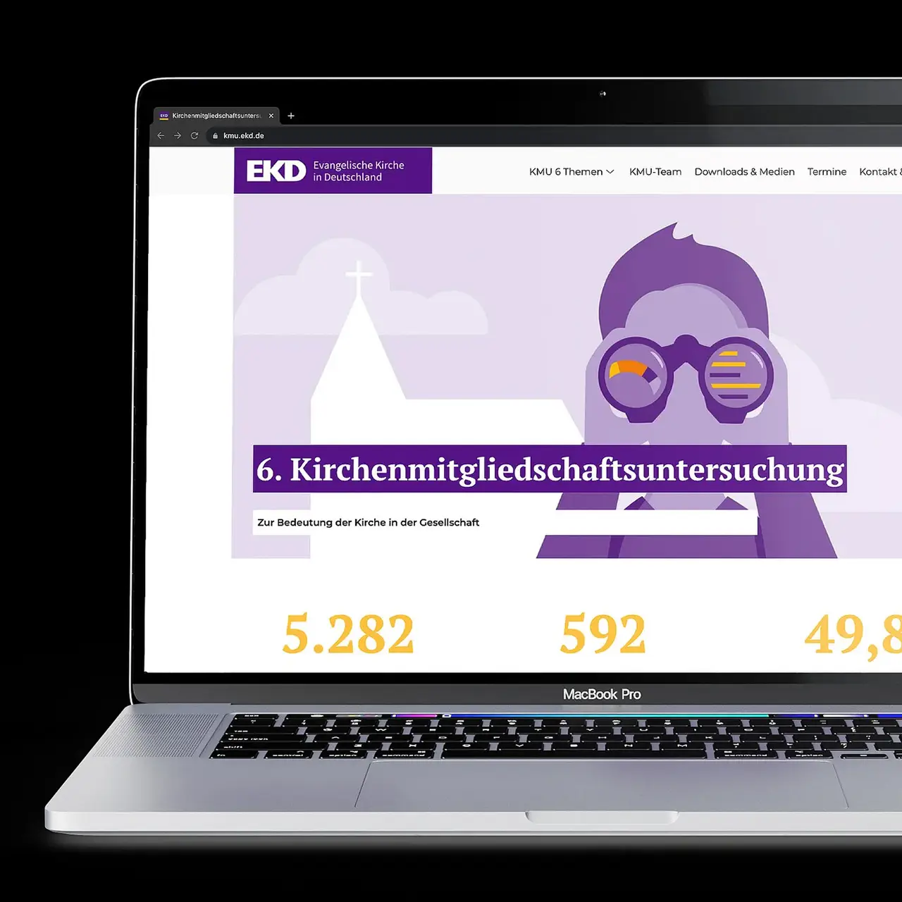 Webdesign Bochum – EKD Kirchenmitgliedschaftsuntersuchung auf MacBook Pro, Startseite mit Illustration und Statistik-Kacheln