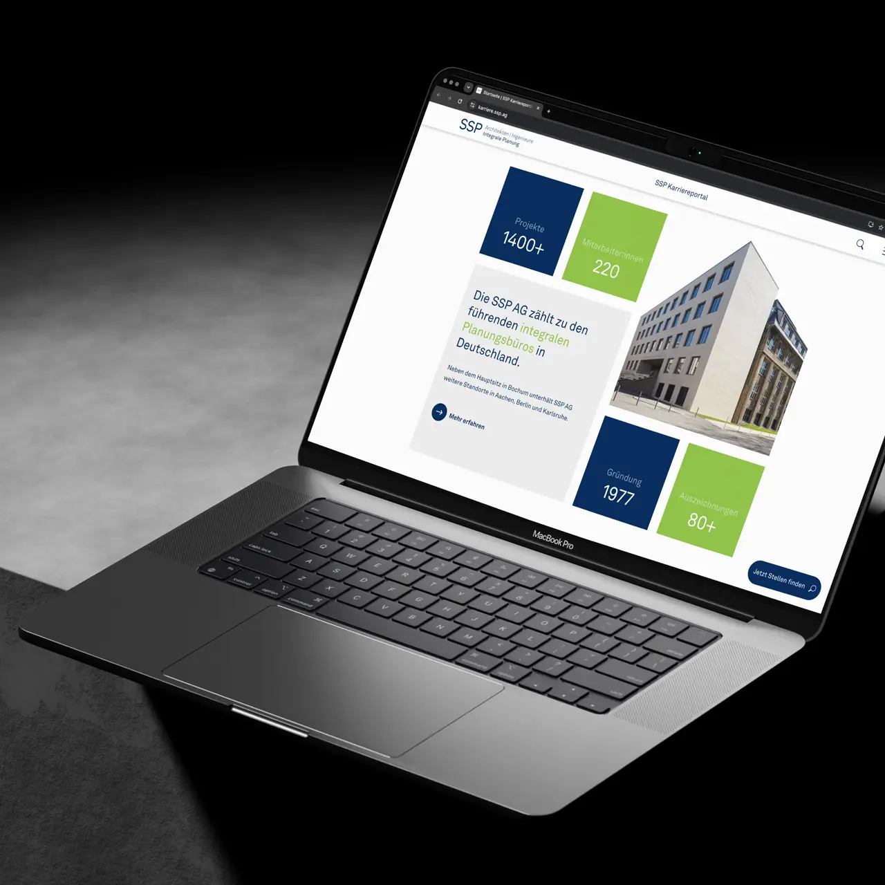 ebdesign Bochum – SSP AG Karriereportal auf MacBook Pro, Startseite mit Kennzahlen und Firmengebäude
