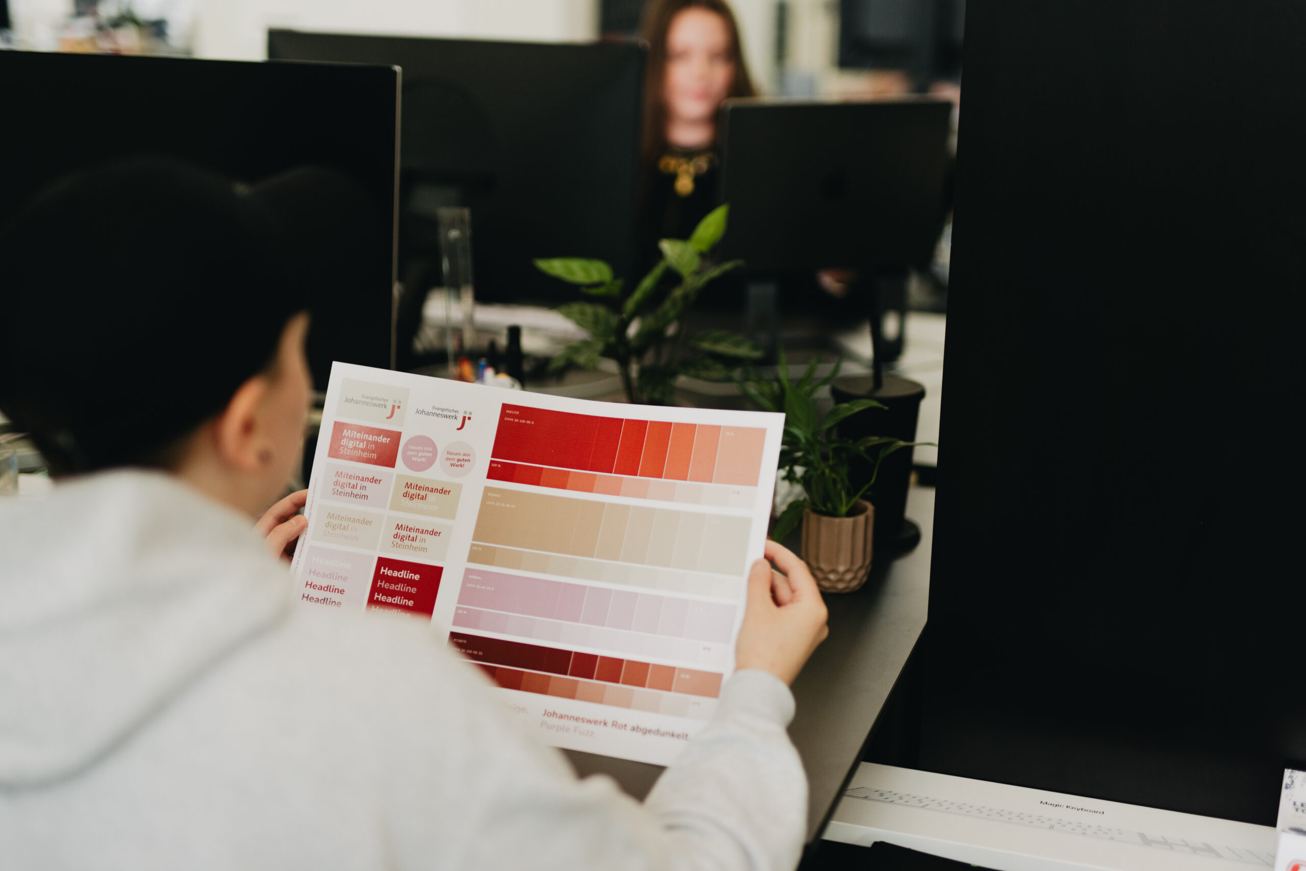 BECKDESIGN Team bei der Umsetzung von Corporate Identity und Design