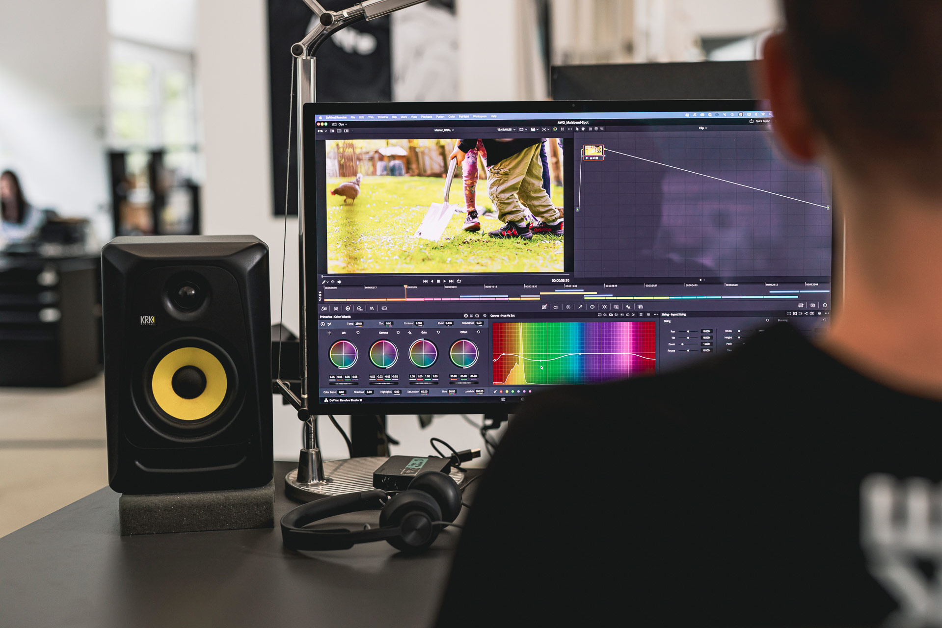 Cutter bei BECKDESIGN bei der Postproduktion: Farbkorrektur und Sounddesign am Schnittplatz mit Studiomonitor