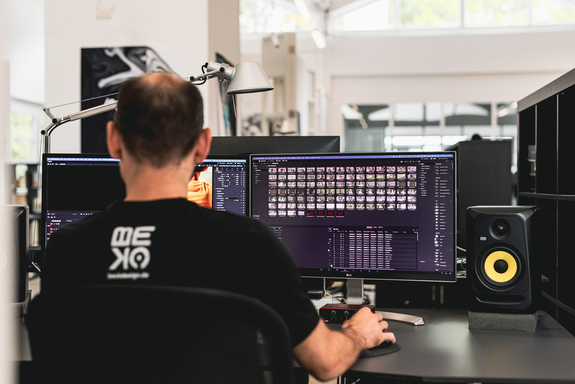 Cutter bei BECKDESIGN im Feinschnitt eines Imagefilms am Doppelmonitor im Content Studio