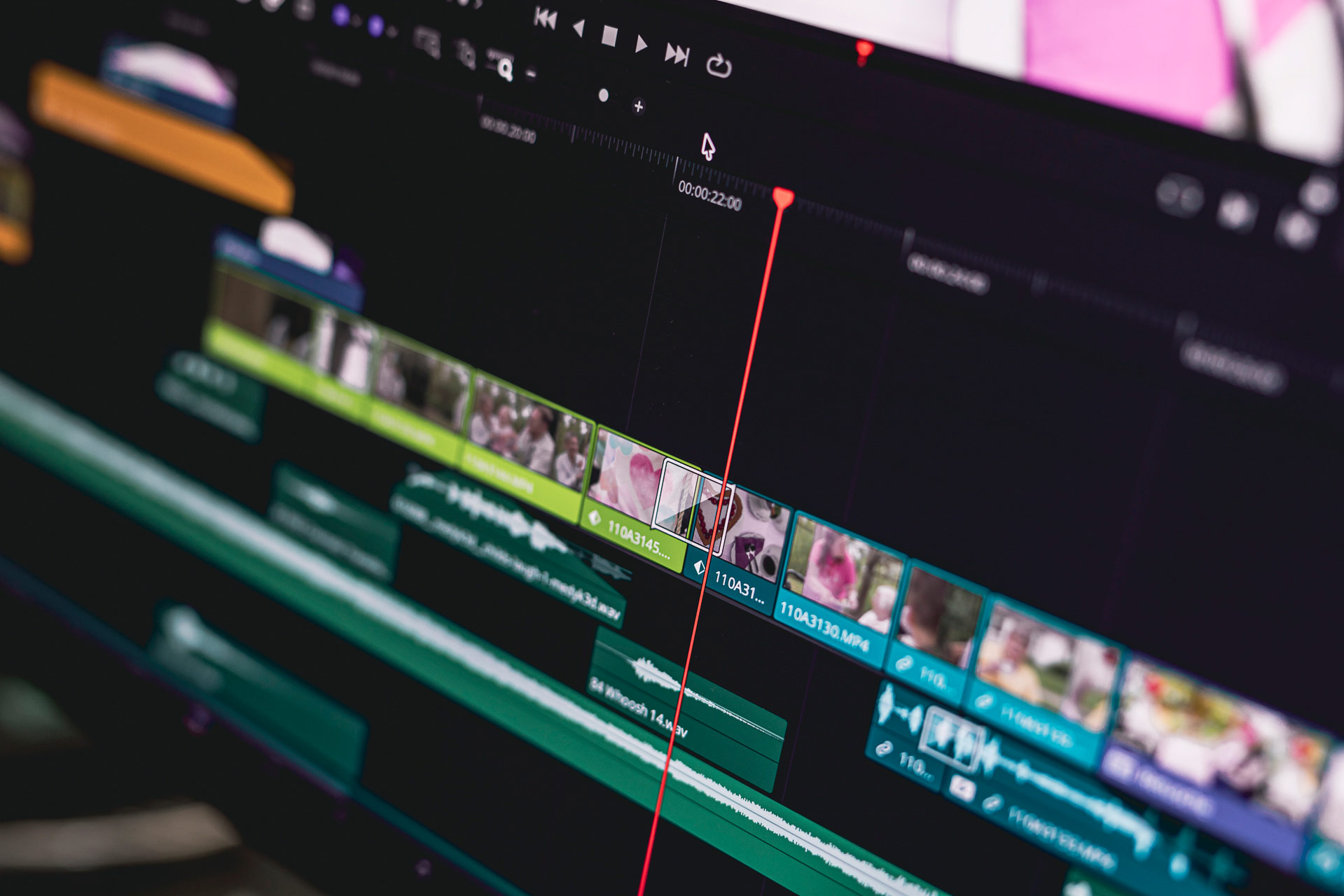 Nahaufnahme der Schnitt-Timeline während der Postproduktion eines Imagefilms bei BECKDESIGN