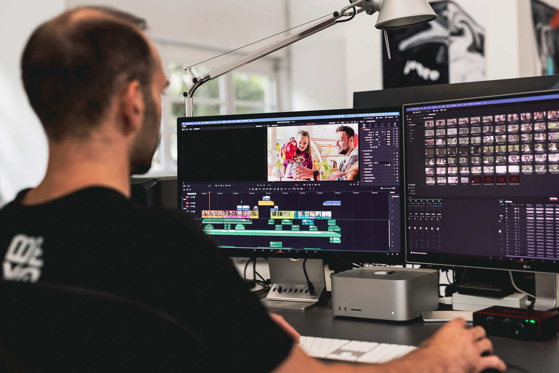 Mitarbeiter im BECKDESIGN Content Studio schneidet einen Imagefilm am Doppelmonitor mit DaVinci Resolve