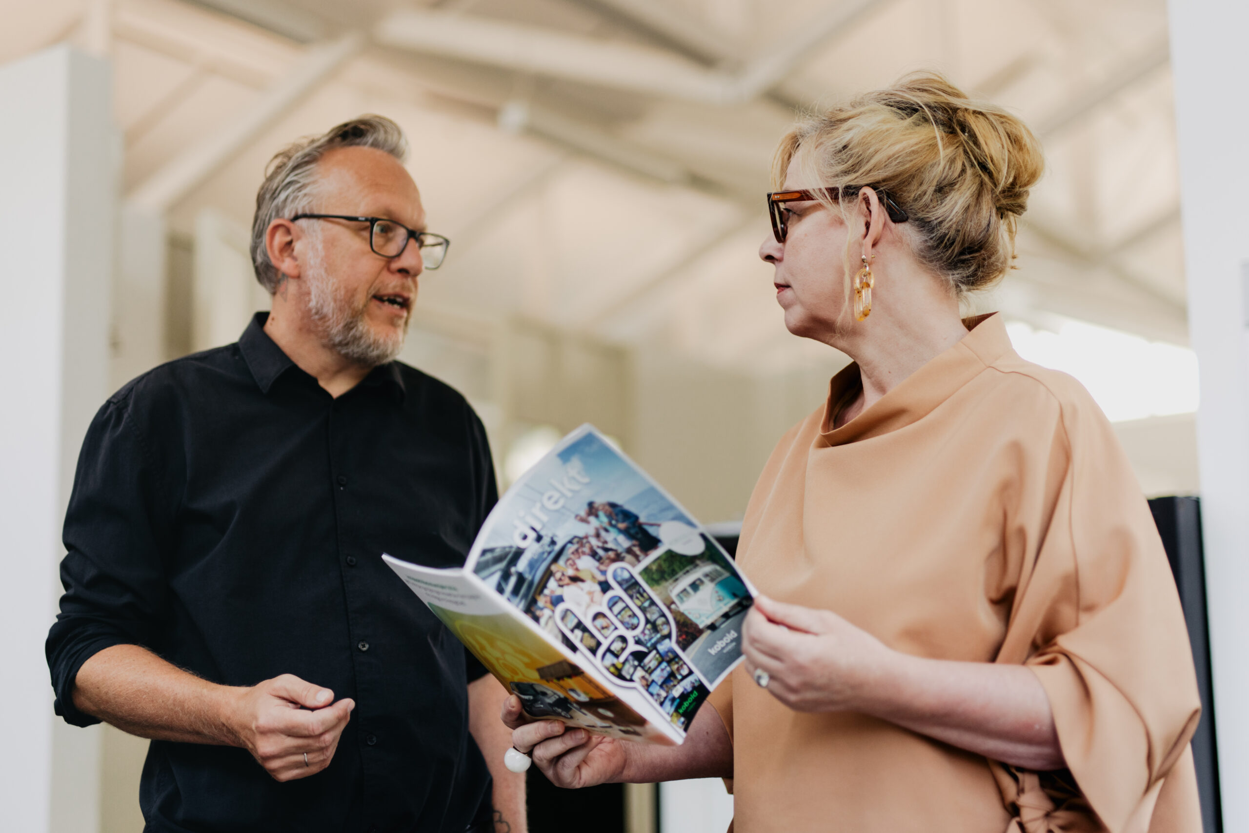 Besprechung von Printmaterial bei der Corporate Identity Agentur BECKDESIGN