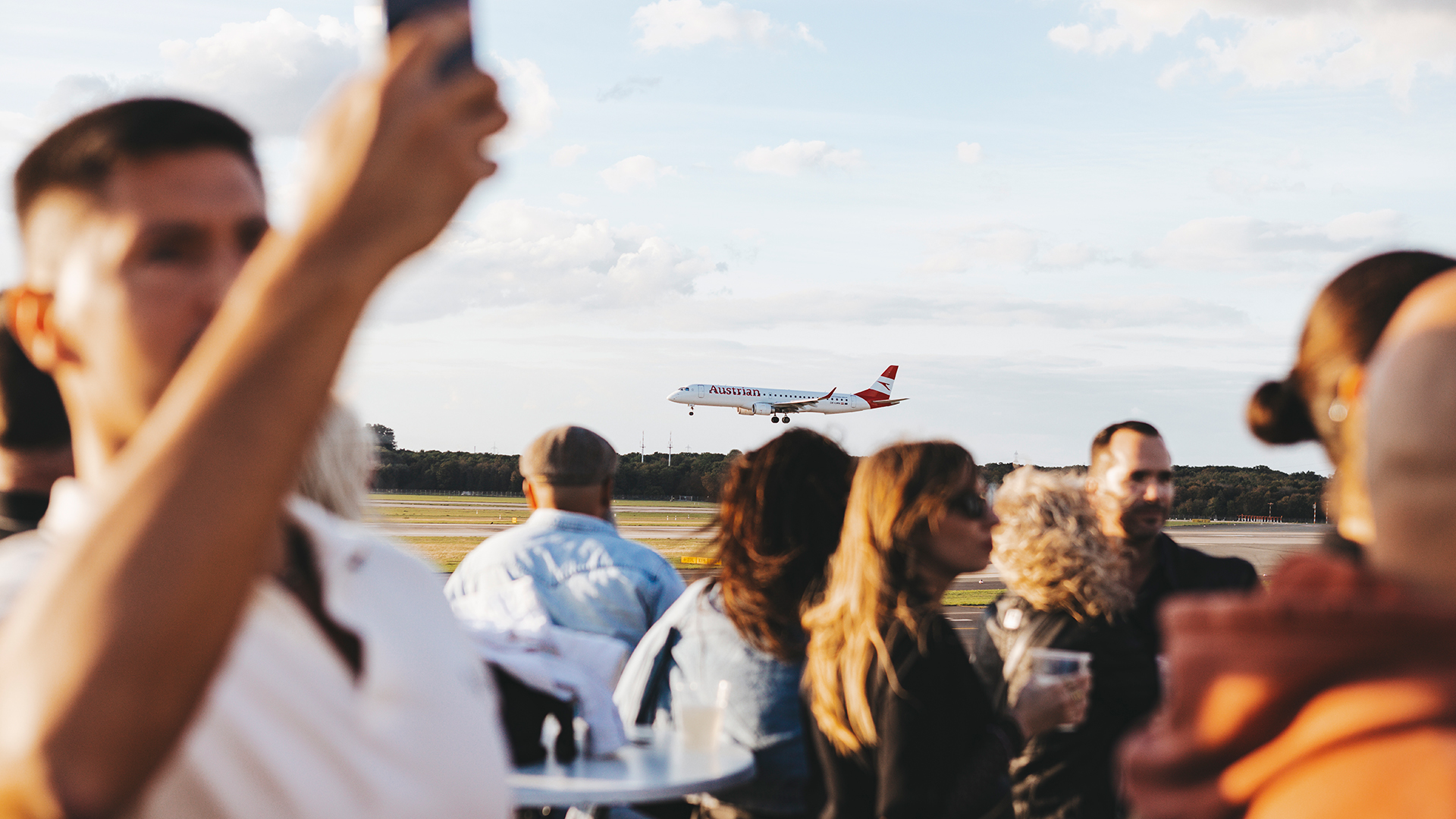 Eventfoto vom Hawā Open Air mit Musik, Publikum und Flugzeugen
