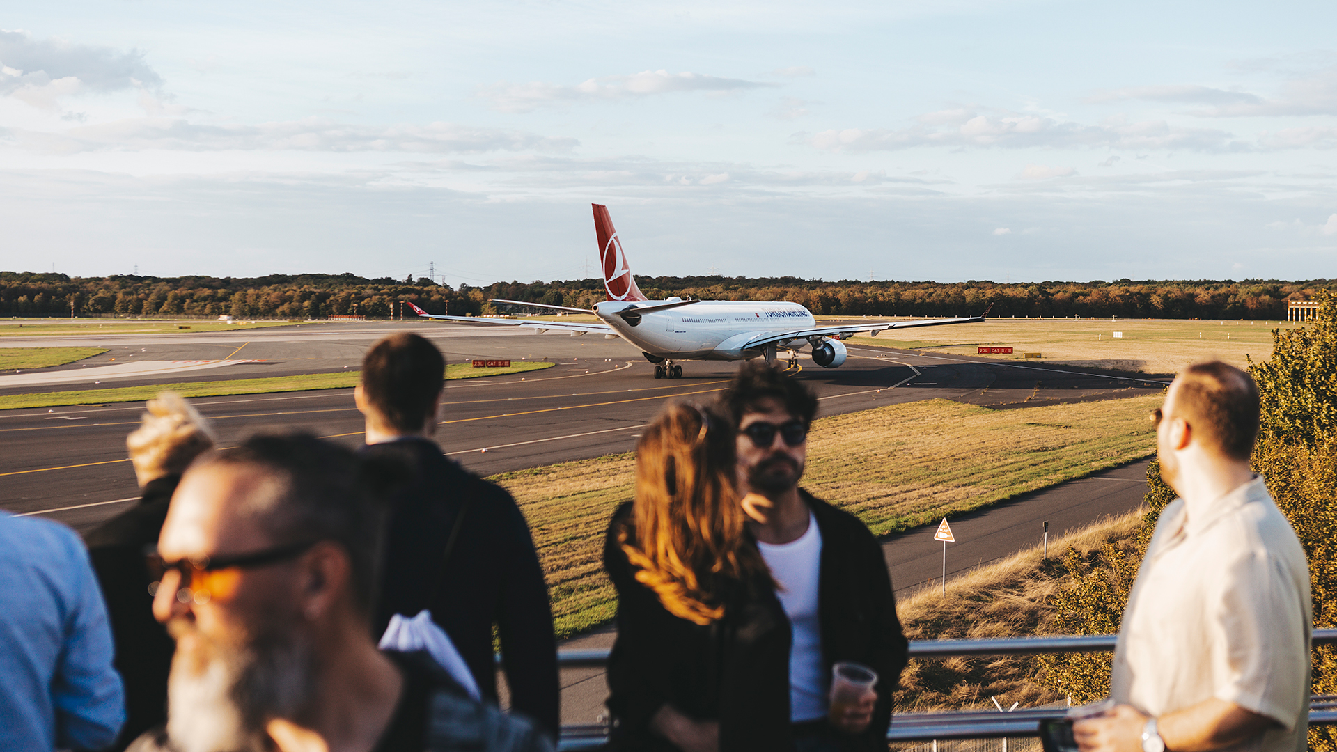 Flugzeug rollt zur Startbahn Hawā Open Air am Düsseldorf Airport