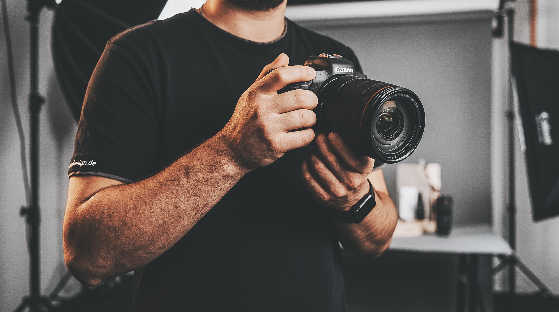 Fotograf Luca Viggiani beim Shooting im BECKDESIGN Content Studio