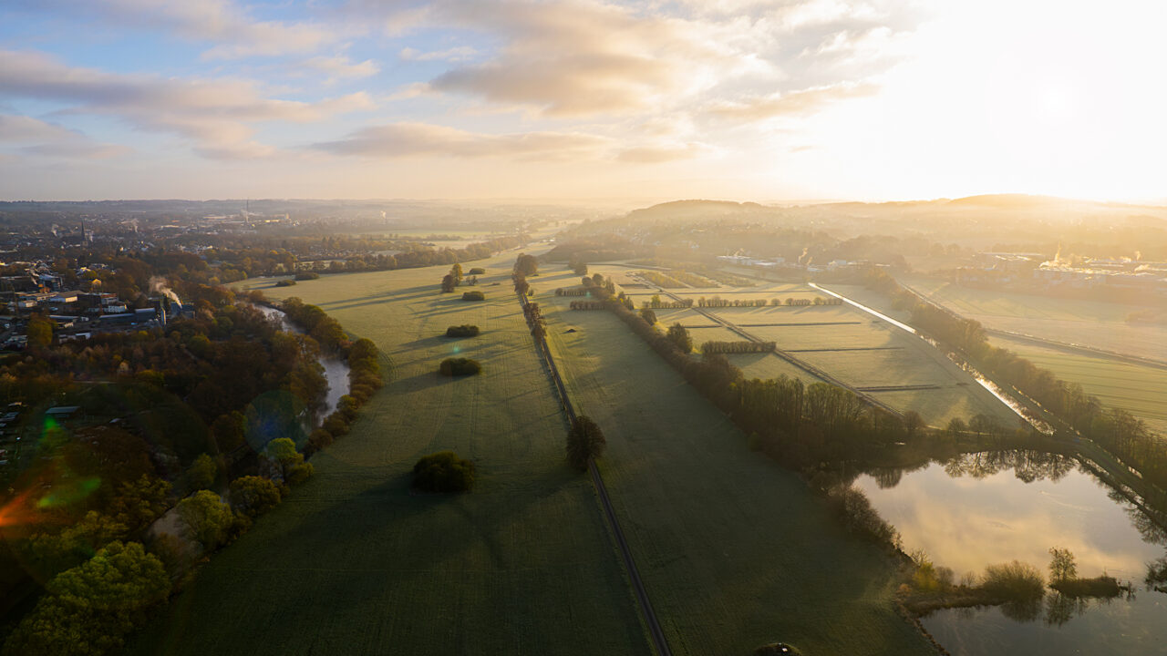Luftbild der Ruhraue bei Schwerte im Morgenlicht mit Wiesen, Baumreihen, Ruhr und Wasserflächen